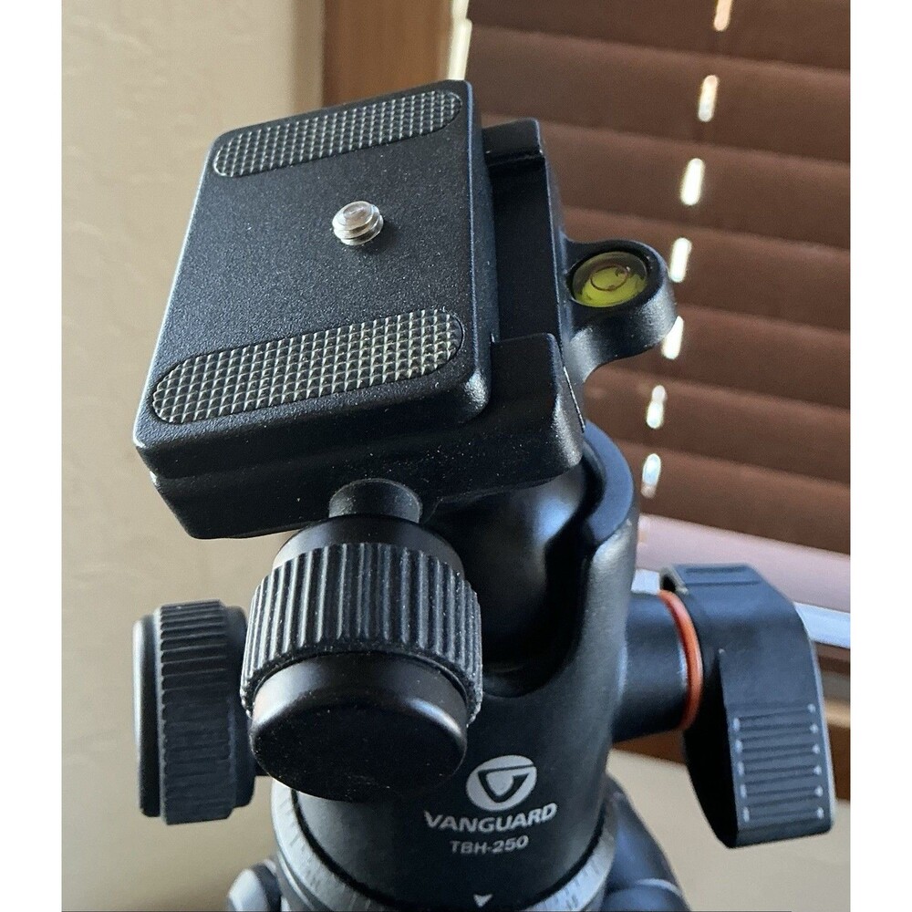 Vanguard Alta Pro 263AT Aluminum-Alloy Tripod Kit with TBH-250 Ball Head, Case - Picture 4 of 5